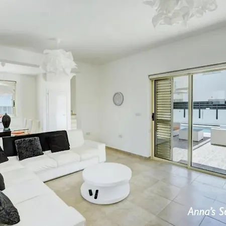 Anna's Seaview Villa *